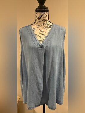 Time and Tru Light Blue V-Neck Sleeveless Camisole
